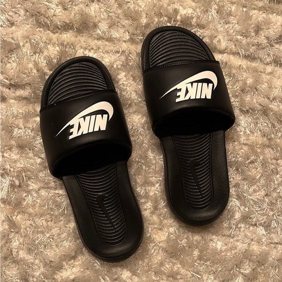 Black Nike slippers - Picture 1 of 2